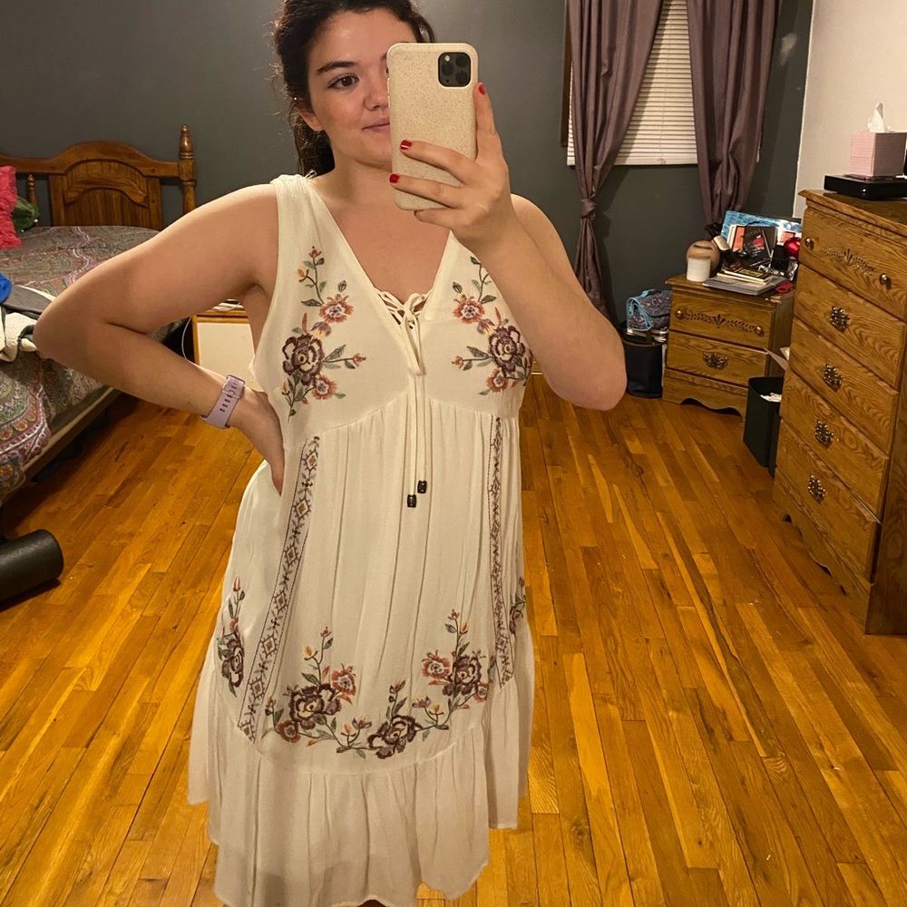 White flor dress